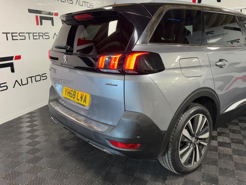 PEUGEOT 5008